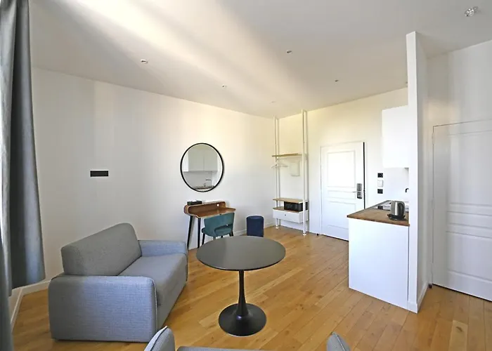 Manoir De L'eveche Et Лизьё